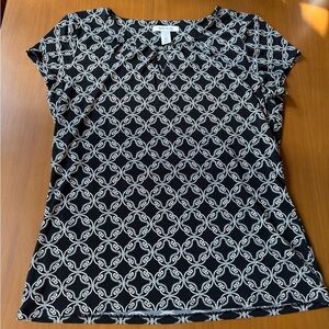 White‎ House Black Market Black and White Geometric Blouse